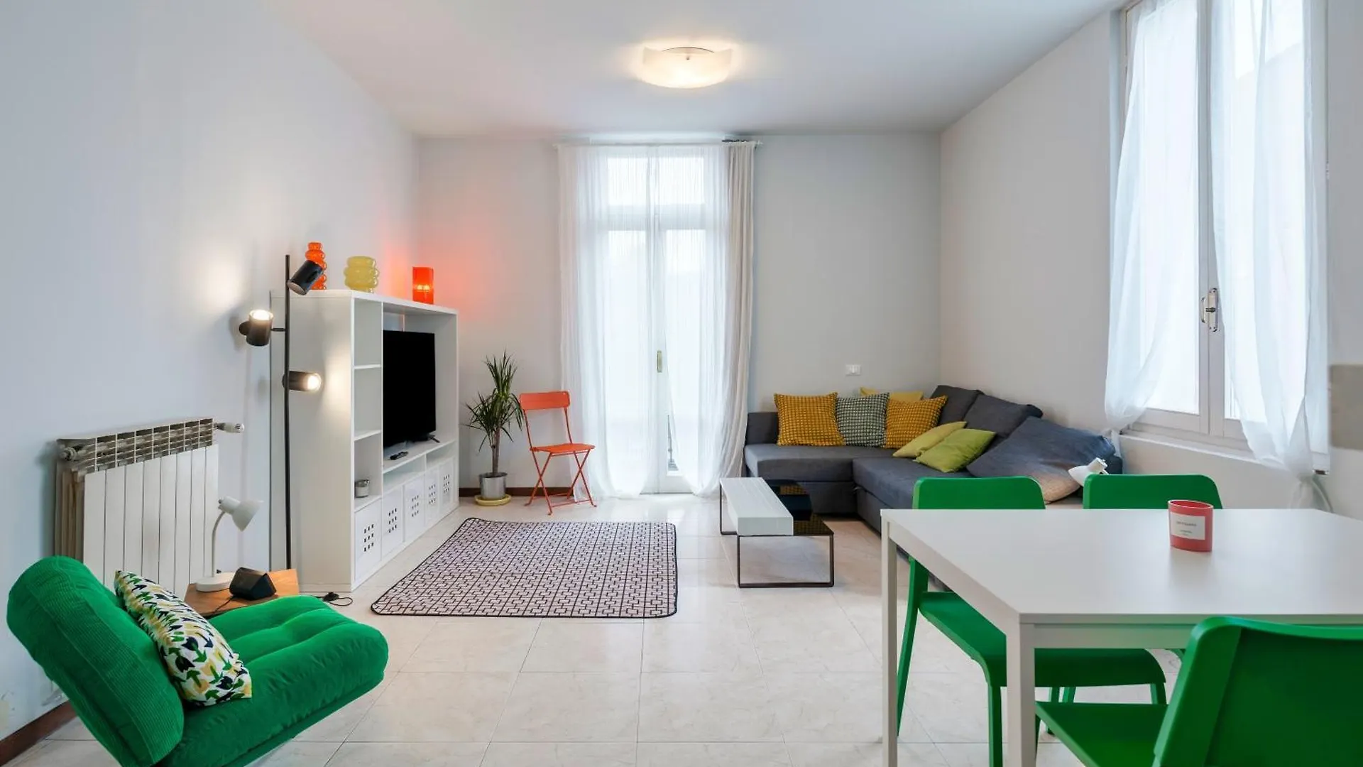 Apartment In Via Cremona - Brescia City - By Host4U 0*,  Italie